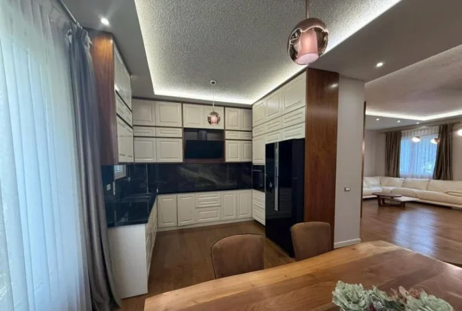 Tirane, jepet me qera apartament 3+1 , 240 m² 2.100 € 