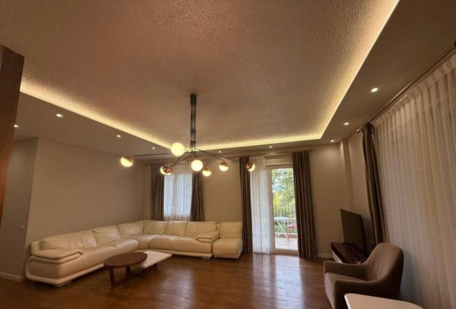Tirane, jepet me qera apartament 3+1 , 240 m² 2.100 € 