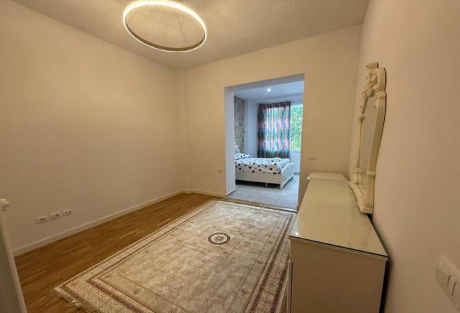 Tirane, jepet me qera apartament 3+1 , 240 m² 2.100 € 