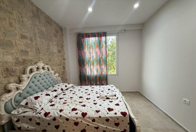 Tirane, jepet me qera apartament 3+1 , 240 m² 2.100 € 