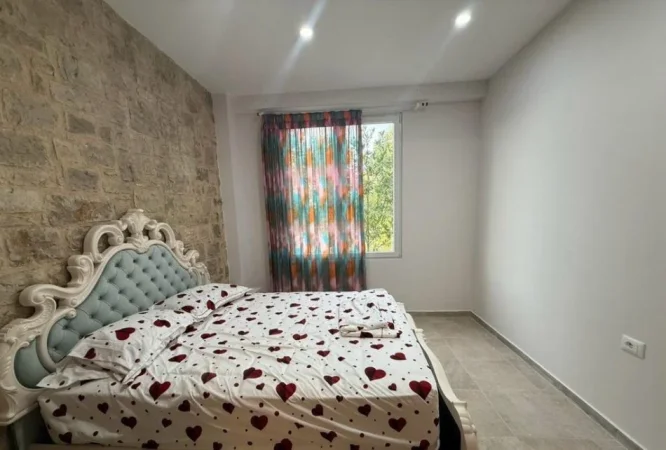 Tirane, jepet me qera apartament 3+1 , 240 m² 2.100 € 