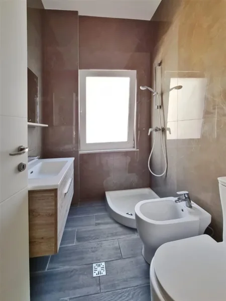 Tirane, jepet me qera apartament 4+1+Ballkon Kati 2, 210 m² 1.300 € (KOMUNA E PARISIT)