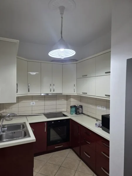 Tirane, jap me qera apartament 2+1+Aneks+Ballkon Kati 8, 102 m² 600 € (Rruga Kryesore Bar FAMED)