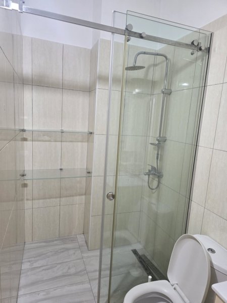 Tirane, jap me qera apartament 2+1+Aneks+Ballkon Kati 8, 102 m² 600 € (Rruga Kryesore Bar FAMED)
