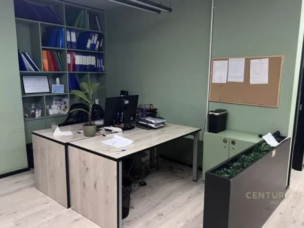 Tirane, jepet me qera ambjent biznesi Kati 1, 118 m² 2.000 € (Bllok)