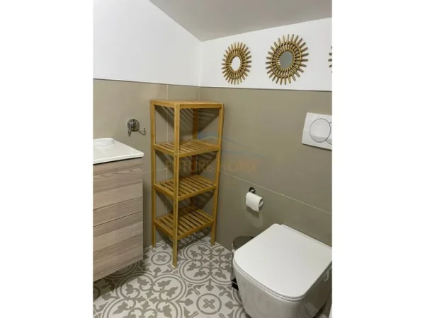 Tirane, jepet me qera apartament 2+1+Ballkon Kati 3, 90 m² 900 € 