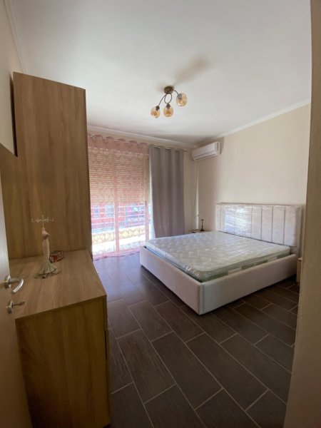 Tirane, jepet me qera apartament 2+1+Ballkon Kati 4, 110 m² 500 € (Yzberisht)
