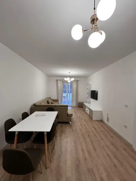 Tirane, jepet me qera apartament 1+1 , 350 € (Sheshi Garibaldi)