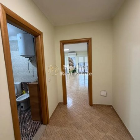 Tirane, jepet me qera ambjent biznesi Kati 6, 106 m² 800 € (Sheshi Karl Topia)