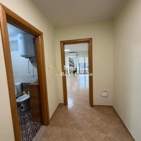 Tirane, jepet me qera ambjent biznesi Kati 6, 106 m² 800 € (Sheshi Karl Topia)