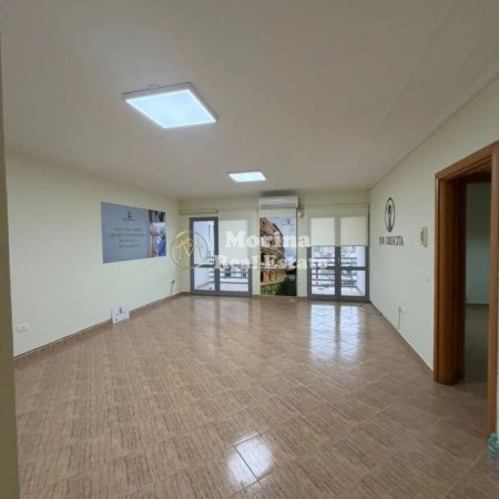 Tirane, jepet me qera ambjent biznesi Kati 6, 106 m² 800 € (Sheshi Karl Topia)