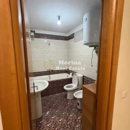 Tirane, jepet me qera ambjent biznesi Kati 6, 106 m² 800 € (Sheshi Karl Topia)