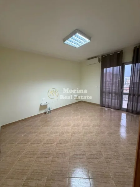 Tirane, jepet me qera ambjent biznesi Kati 6, 106 m² 800 € (Sheshi Karl Topia)