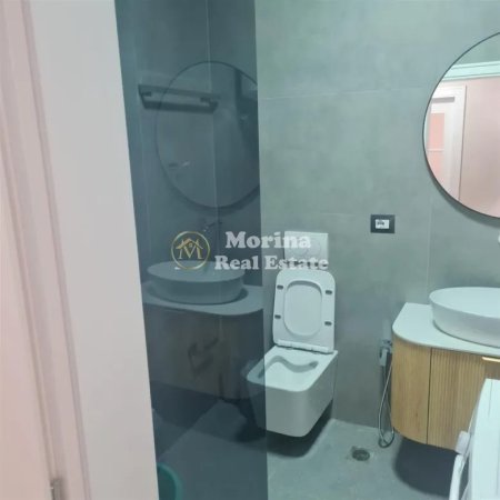 Tirane, jepet me qera apartament 2+1+Ballkon Kati 5, 130 m² 800 € (Rruga Muhamet Gjollesha)