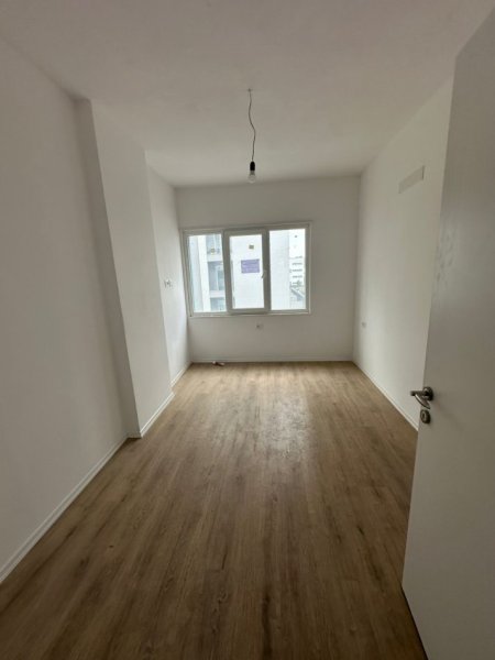 Tirane, jepet me qera apartament 1+1 Kati 3, 60 m² 350 € (Univers City)