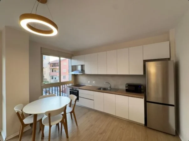 Tirane, jepet me qera apartament 1+1 Kati 5, 70 m² 750 € (rruga kavajes)