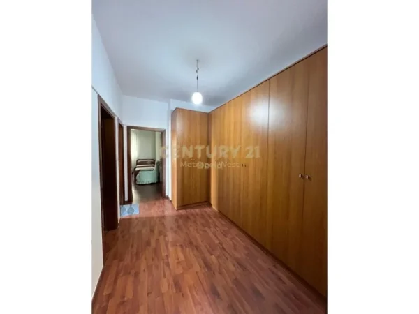 Tirane, jepet me qera apartament 2+1 Kati 4, 129 m² 650 € (Tregu Elektrik)
