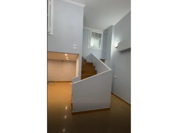 Tirane, shitet apartament duplex Kati 1, 61 m² 87.000 € (Fresku)