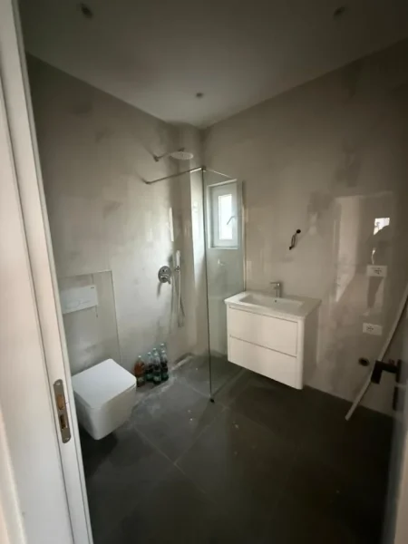 Tirane, shitet apartament 1+1+Ballkon Kati 3, 56 m² 91.443 € (Ali Demi) Mundesi blerje me Kredi