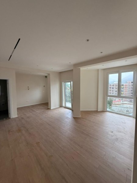 Tirane, shitet apartament 1+1+Ballkon Kati 3, 56 m² 91.443 € (Ali Demi) Mundesi blerje me Kredi