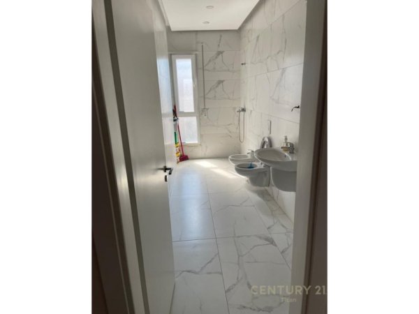 Shqiperi, shitet apartament 2+1+Ballkon Kati 6, 110 m² 120.000 € (shitet okazion qender kamez)