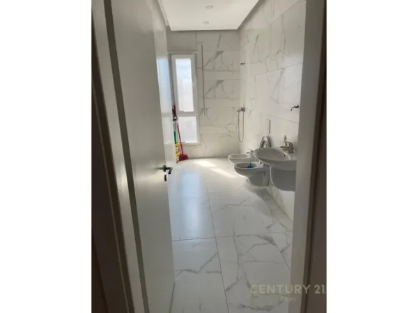 Shqiperi, shitet apartament 2+1+Ballkon Kati 6, 110 m² 120.000 € (shitet okazion qender kamez)