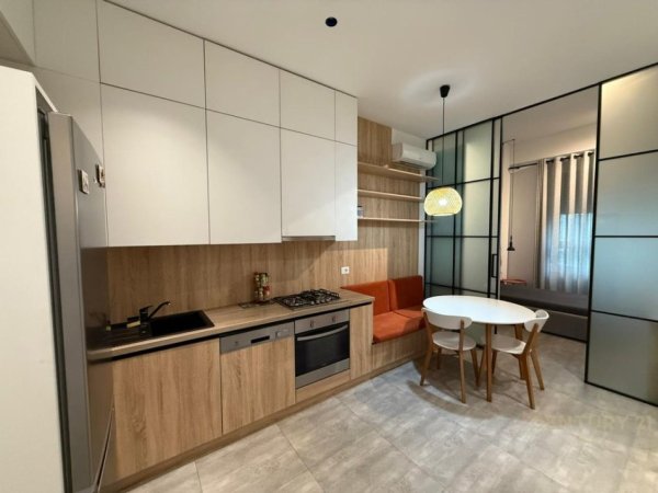 Tirane, shitet 2+1+Ballkon , 66 m² 150.000 € (Kompleksi Magnet, 21 Dhjetori)