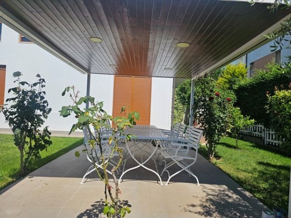 Tirane, jepet me qera Vile 3 Katshe Kati 0, 270 m² 2.500 € (TEG)