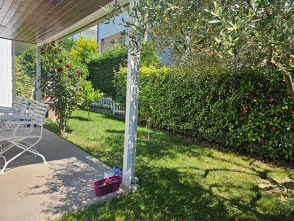 Tirane, jepet me qera Vile 3 Katshe Kati 0, 270 m² 2.500 € (TEG)