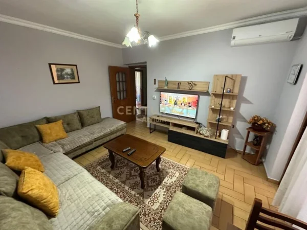 Tirane, jepet me qera apartament 2+1 Kati 4, 85 m² 450 € (Ali Demi)
