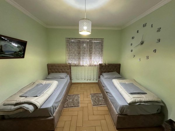 Tirane, jepet me qera apartament 2+1 Kati 4, 85 m² 450 € (Ali Demi)