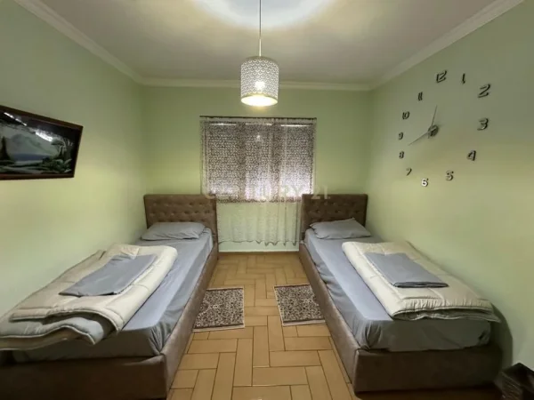 Tirane, jepet me qera apartament 2+1 Kati 4, 85 m² 450 € (Ali Demi)