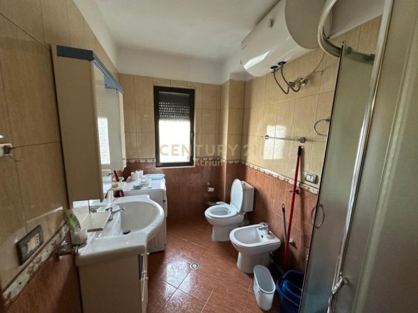 Tirane, jepet me qera apartament 2+1 Kati 4, 85 m² 450 € (Ali Demi)