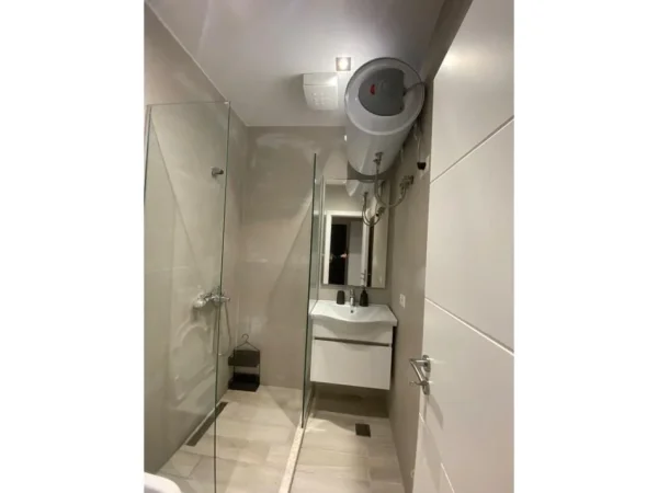 Tirane, jepet me qera apartament 2+1+Ballkon Kati 1, 75 m² 750 € (PRANE INXHINIERISE SE NDERTIMIT)