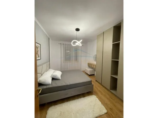 Tirane, jepet me qera apartament 1+1+Ballkon Kati 8, 67 m² 450 € (Unaza e Re)