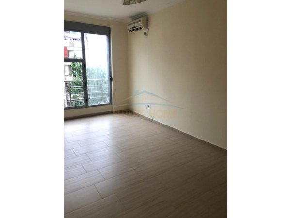 Tirane, jepet me qera zyre Kati 3, 109 m² 800 € (9-katshet)