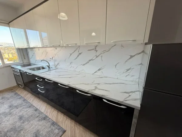 Tirane, jepet me qera apartament 1+1+Ballkon Kati 5, 70 m² 