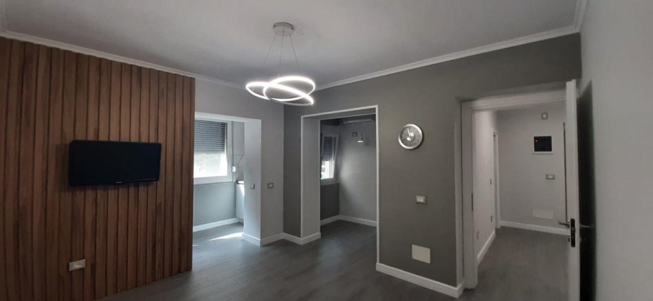 Tirane, jepet me qera apartament 1+1 Kati 1, 58 m² 600 € (Rruga Thanaz ziko)