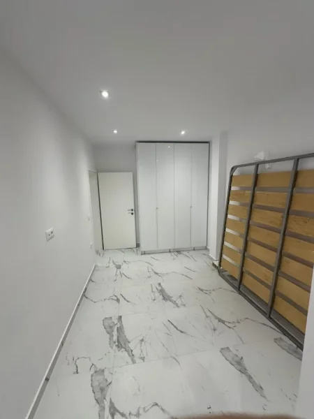 Tirane, jepet me qera apartament 1+1 Kati 3, 65 m² 500 € (Kodra)