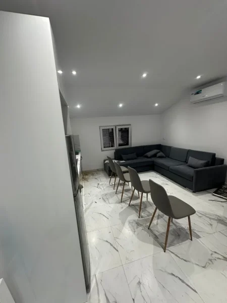 Tirane, jepet me qera apartament 1+1 Kati 3, 65 m² 500 € (Kodra)