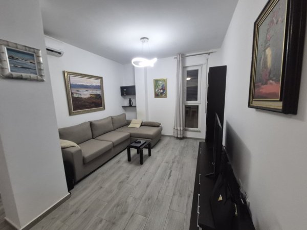Tirane, jepet me qera apartament 1+1+Ballkon Kati 3, 60 m² 600 € (Rruga Besim Daja)