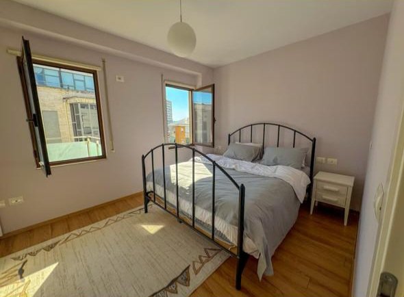 Tirane, jepet me qera apartament 2+1+Ballkon Kati 6, 90 m² 850 € (Prokuroria e Tiranes)