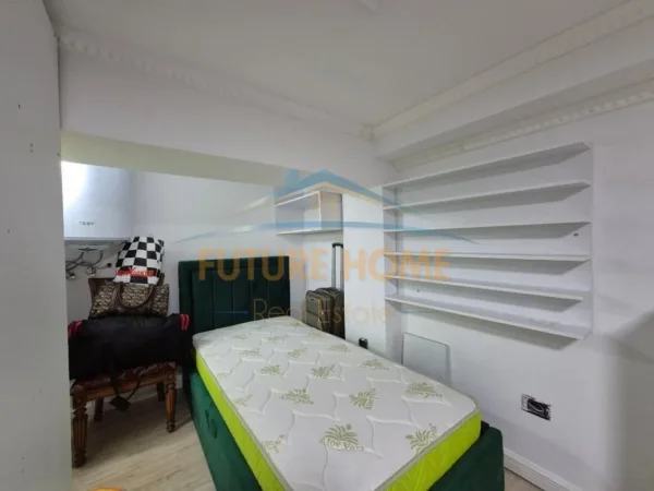 Tirane, jepet me qera apartament 1+1+Ballkon Kati 0, 40 m² 550 € (Bllok)