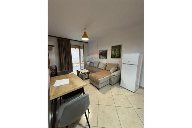 Vlore - Lungomare, jepet me qera apartament 1+1 Kati 1, 40 m² 230 € (Pranë Diamond Hill, Vlorë)