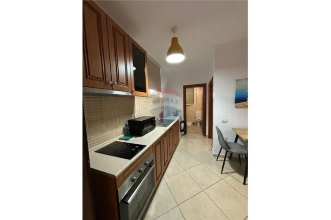 Vlore - Lungomare, jepet me qera apartament 1+1 Kati 1, 40 m² 230 € (Pranë Diamond Hill, Vlorë)