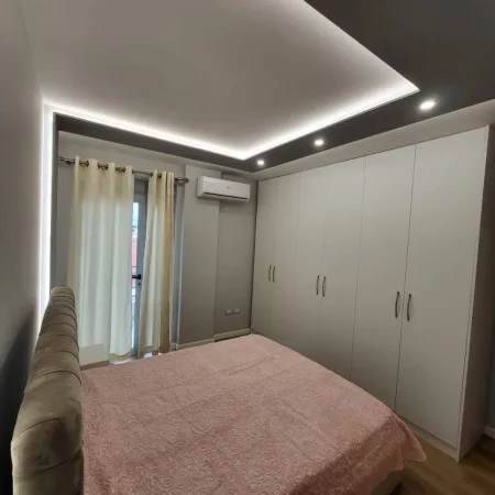 Tirane, jepet me qera apartament 1+1+Ballkon Kati 3, 65 m² 550 € (Liqeni i Thate)