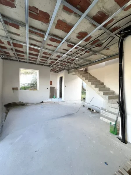 Tirane, jepet me qera Vile 1 Katshe , 200 m² 2.000 € (Liqeni i Thate)