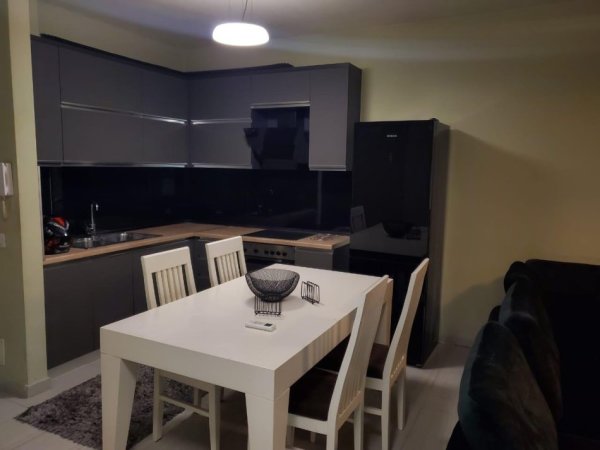 Tirane, jepet me qera apartament 2+1+Ballkon Kati 1, 95 m² 900 € (Stadiumi Dinamo)