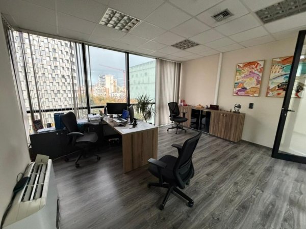Tirane, jepet me qera zyre Kati 7, 330 m² 6.600 € (Qender)