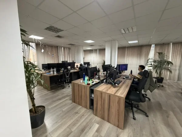 Tirane, jepet me qera zyre Kati 7, 330 m² 6.600 € (Qender)